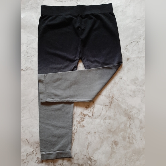 🆕️ Black & Gray Ombre Capri Leggings - Picture 1 of 7
